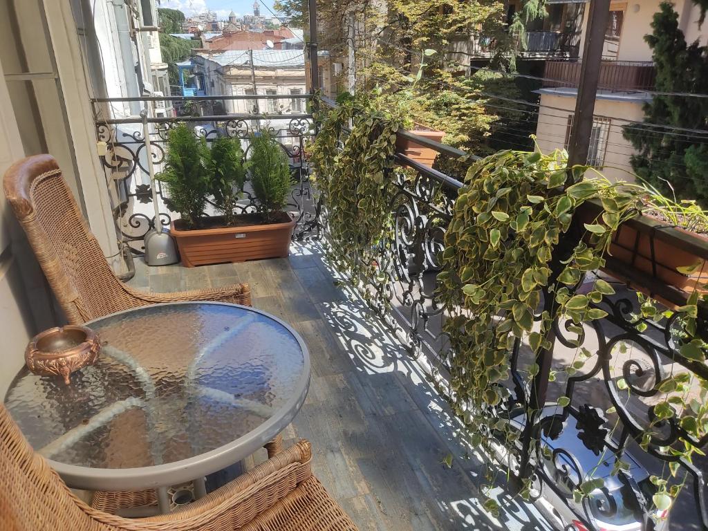 Lado Asatiani Apartment room 4