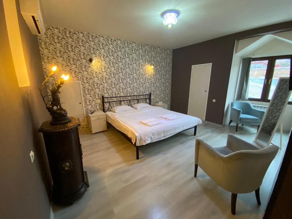 Lado Asatiani Apartment room 6